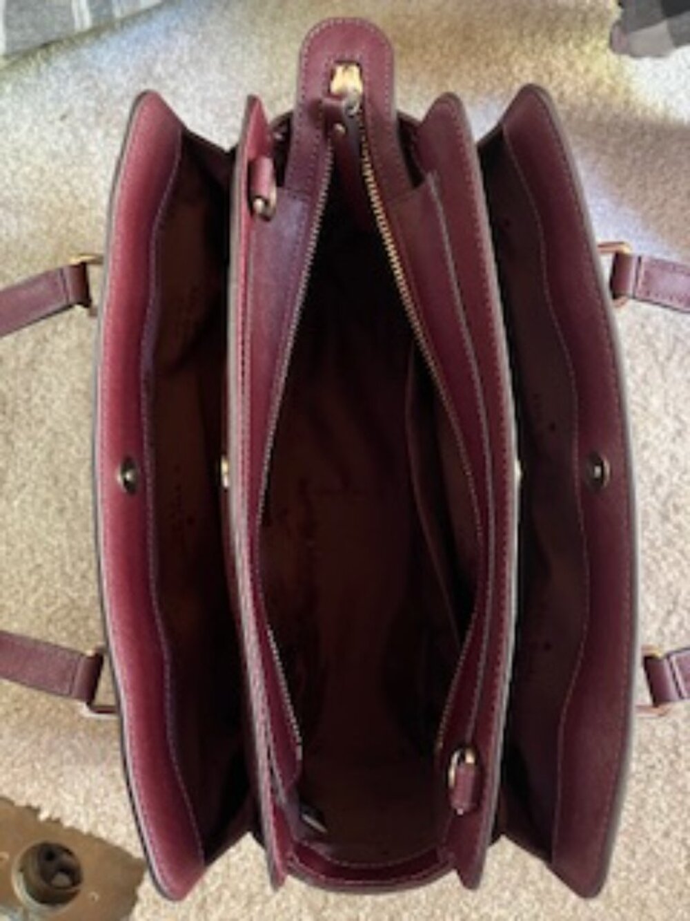 Kate Spade handbag with 2 interior snap pockets and 1 zipper pocket. - Picture 3 of 3